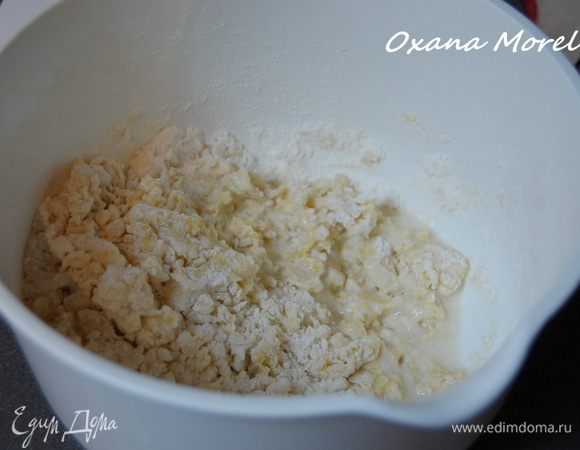 Замесить тесто, постепенно добавляя примерно 4 ст.л. теплой воды. Тесто должно быть мягким и эластичным. 