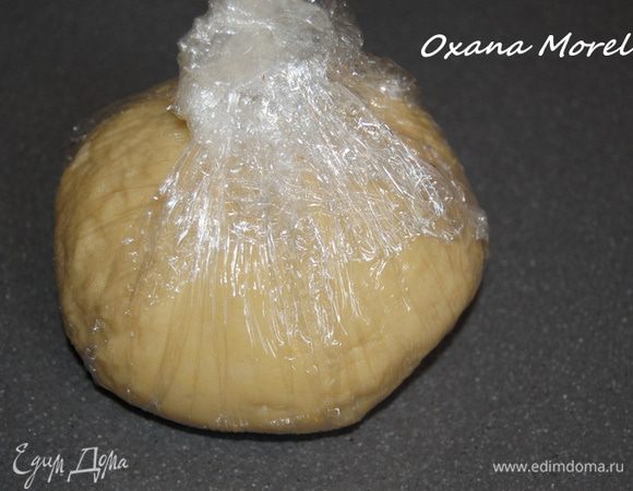 Сформировать из теста шар, завернуть в пищевую пленку и оставить на 30 минут. 