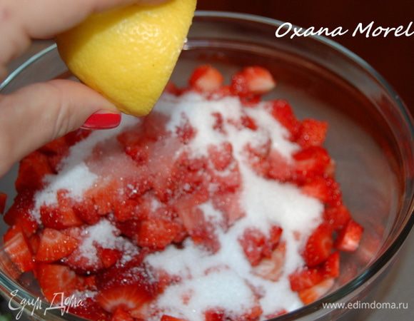 Клубнику вымыть и порезать на кусочки. Добавить сахар, лимонный сок и оставить на 30 минут.