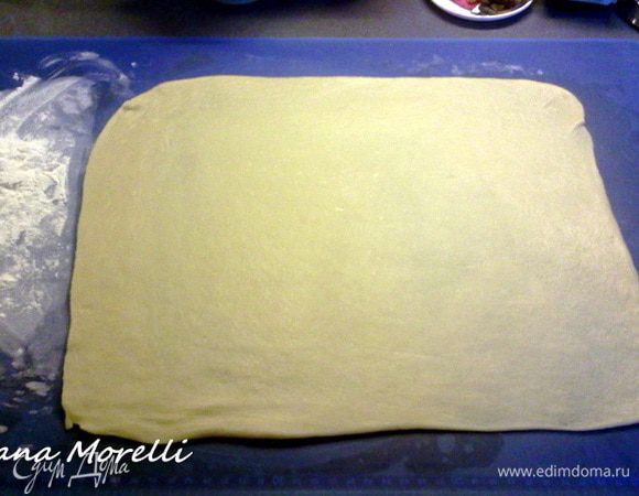 Тесто раскатать в пласт толщиной примерно 0,5 см. Выложить на противень, выстланный бумагой для выпечки. 