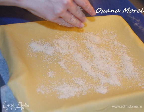 Поверхность теста присыпать миндальной мукой. 
