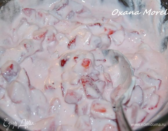 В клубнику добавить рикотту. Перемешать.