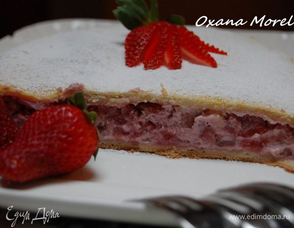 Готовый штрудель посыпать сахарной пудрой и украсить клубникой.