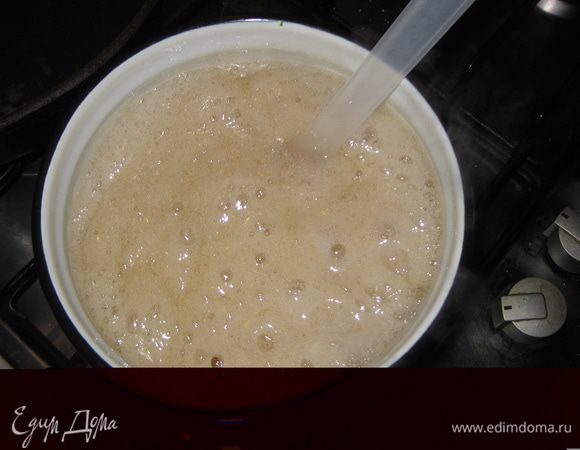 Через час агар с водой, в которой он замачивался ставим на огонь, постоянно помешиваем и доводим до кипения. Агар должен растворится и смесь должна быть по консистенции примерно как кисель. На это уйдет 2-3 минуты. Далее в емкость с агаром высыпаем 475 гр сахара и варим сироп на среднем огне. Температура кипения сиропа должна достигать 110 град, если у вас есть термометр то просто чудесно, можна измерить температуту, а если нет, как у меня, то варим на среднем!! огне, постоянно помешивая до того времени, когда за ложкой, опущеной в сироп потянется нитка. Важно сироп не переварить, иначе он потом засахарится, и придерживать темп.110 гр, при высшей температуре желирующие свойства агара пропадают. У меня в общей сложности на варку сиропа ушло 6-7 минут. Свареный сахарный сироп откладываем в сторону, даем ему немного остыть.