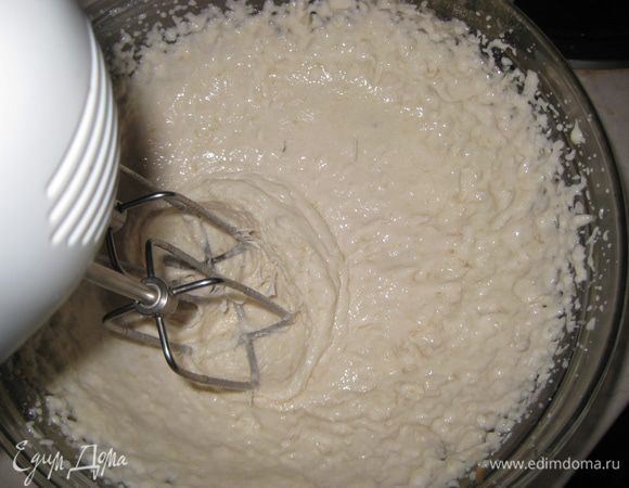 Сразу после выключения сиропа яблочное пюре взбиваем с половиной белка. В процесе взбивания добавляем вторую половину белка. Масса начнет светлеть и увеличиватся в обьеме. Взбиваем несколько минут.