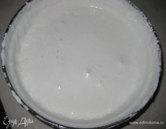 Начинаем тонкой струей вливать горячий сахарный сироп, не прекращая взбивать на самых большых оборотах миксера. Масса начнет белеть, увеличиватся в обьеме, и по виду и консистенции будет похожей на меренгу. Взбиваем несколько минут.