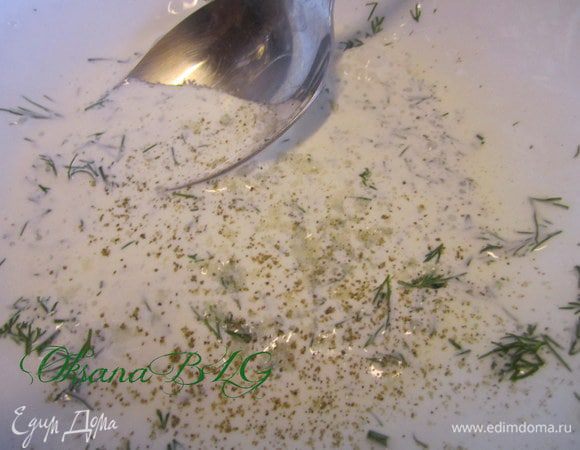 Первый вариант пиццы. Сливки (2-3 сл.л.) смешать с укропом, добавить перец.