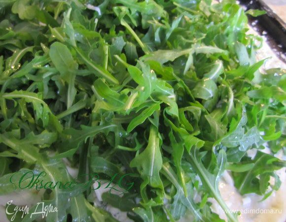 Выложить рукколу.