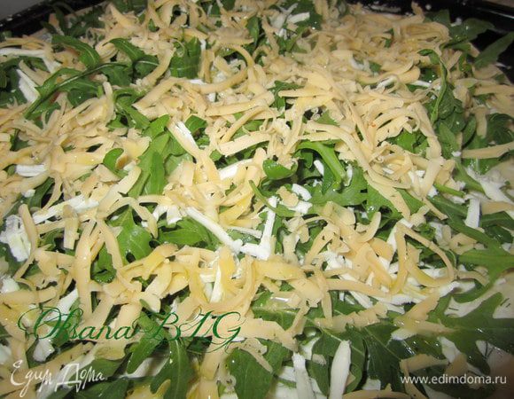 Сверху натереть твердый сыр, немного полить оливковым маслом.