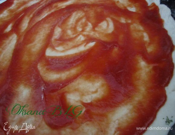 Вариант 2: На тесто нанести кетчуп или томатный соус.