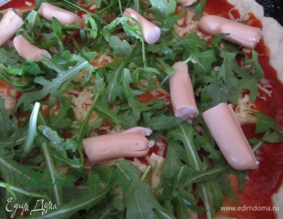 Выложить сосиски. Их можно порезать кружочками или же сделать на кончиках надрезы.