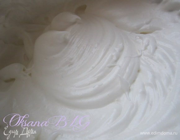 коржи. Белки взбить в пену со щепоткой соли. Добавить сахар взбивать до устойчивых пиков.