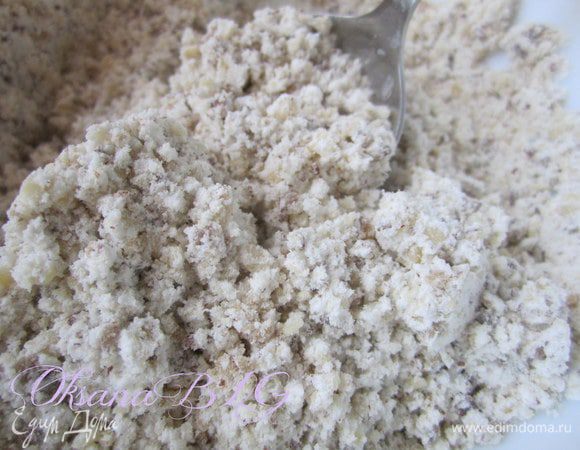 Измельченные орехи смешать к крахмалом.