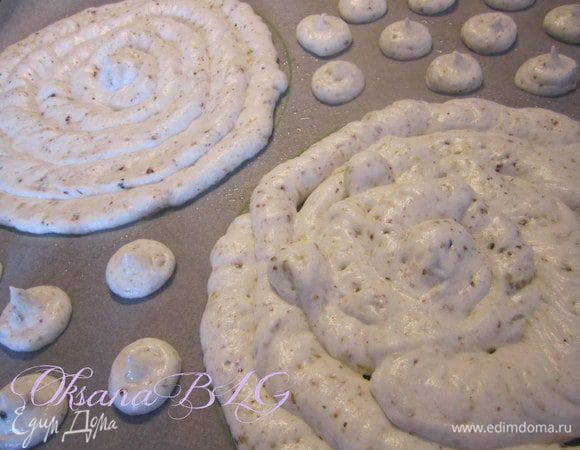 Выпечь три коржа нужного размера. Мне хватило на три коржа 18 см в диаметре. Выпекать при температуре 100 гр., с приоткрытой дверцей 2-3 часа, коржи должны быть сухими, ни в коем случае не влажными.