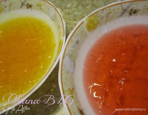 Согласно инструкции на пакетике приготовить апельсиновое и клубничное желе. Охлажденное желе порезать на небольшие кубики.