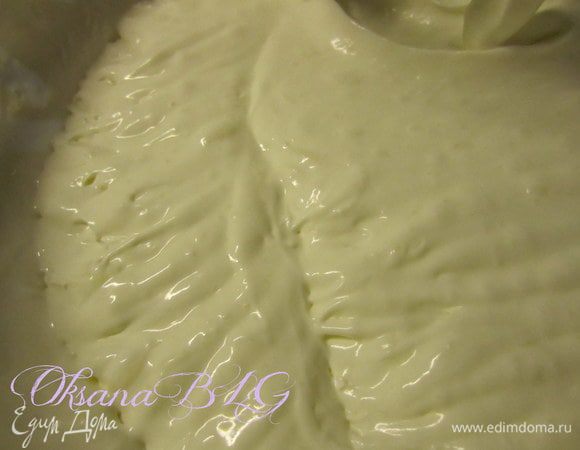 Сливки взбить с сахаром, лучше брать мелкий сахар или же пудру.