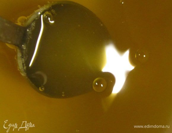 Желатин залить горячей водой(100 мл) перемешать чтобы разошлись все крупинки.