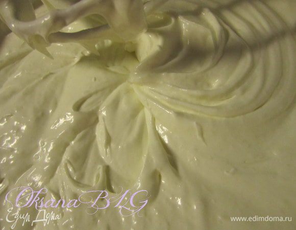 Ввести в сливки желатин.Взбить. Теперь все нужно делать очень быстро. Пока сливки не застыли.