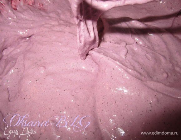 Сливки разделить на 2 части. В первую ввести чернику.