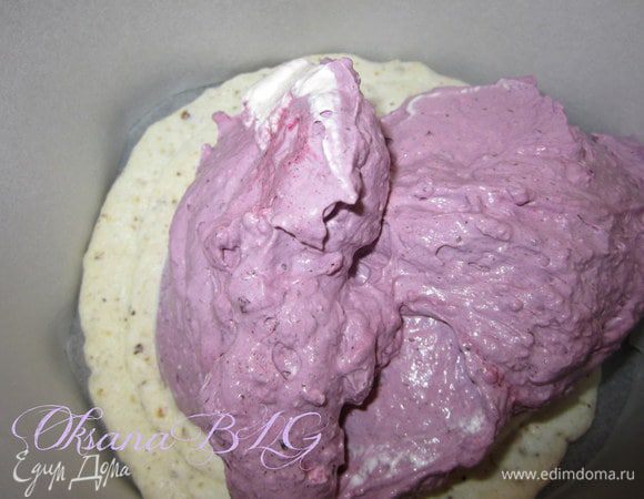 Форму застелить пергаментом, снизу и бока. На дно выложить корж. Выложить 1/2 черничного суфле.