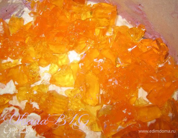 Затем, 1/2 часть белого суфле+апельсиновое желе. Накрыть коржом.