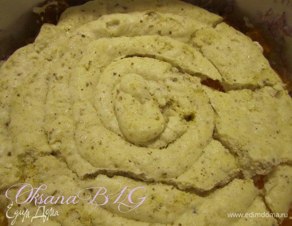 Выложить клубничное желе, оставшееся белое суфле, накрыть коржом.