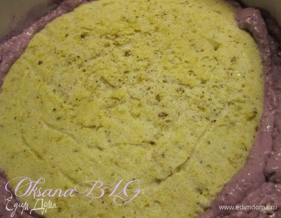 Накрыть коржом. если у вас в процессе приготовление застыло суфле, не расстраивайтесь, просто взбейте его еще раз хорошенько, или же добавьте 2 ст.л. горячей воды и взбейте, оно станет жидким и его можно будет залить на тортик.
