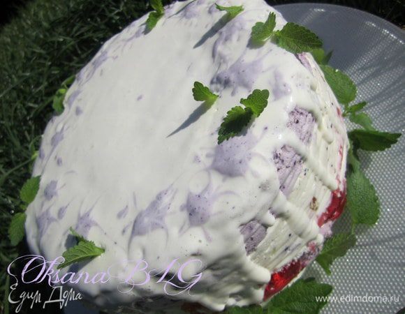 Украсить по желанию. Полить взбитыми сливками или растопленным и охлажденным шоколадом. Можно украсить листиками мяты.