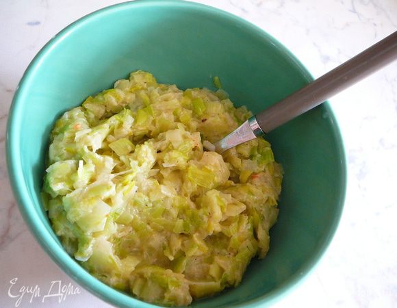 Воду слить, лук охладить, добавить 1 яйцо, 2 ст.л. муки, мускатный орех и сухой тимьян, соль и перец по вкусу. 