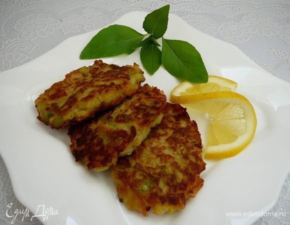 Разогреть в сковороде растительное масло, выкладывать ложкой фарш и жарить 5-7 минут каждую сторону до золотистой корочки.