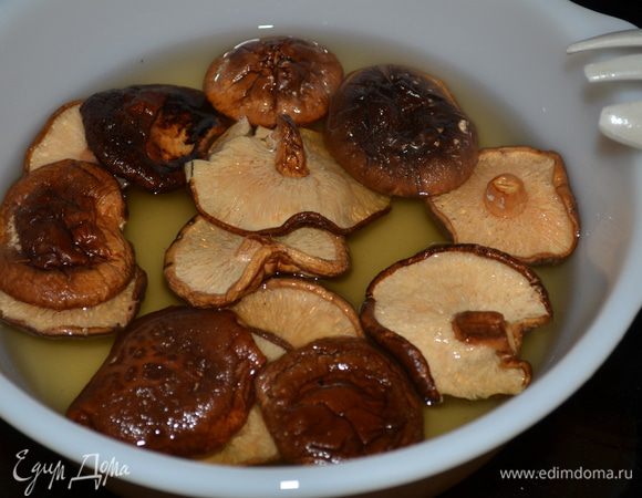 Грибы размочить как указано в инструкции.После порезать.