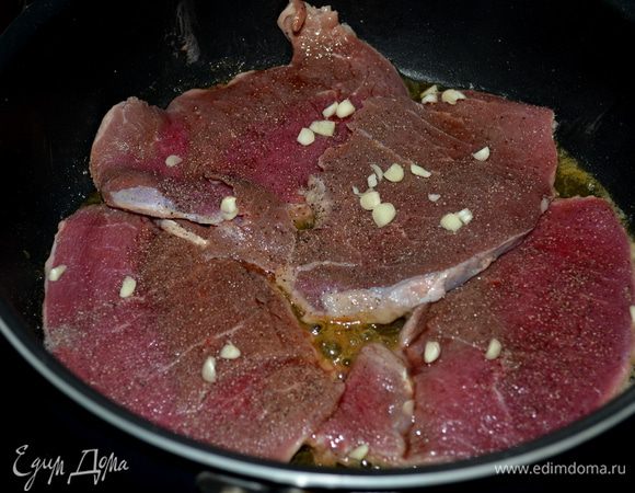 Стейки посолить и поперчить. Присыпать чабрецом.Разогреть тяжелую сковороду на средне-высоком огне.Растопить слив.масло и олив.масло.Добавить чеснок и ваши стейки или стейк./я использовала нарезку стейков/.