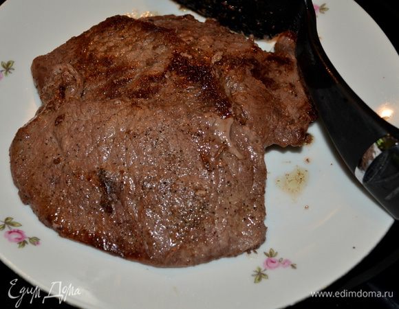 Сбавить огонь на средний и жарить, если стейки не тонкие 4-6 мин. каждую сторону.Готовые стейки переложить на тарелку.