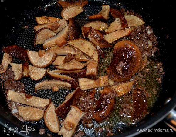 В ту же сковороду выкладываем грибы и примерно 2мин.жарим их.Затем отправляем их на тарелку.