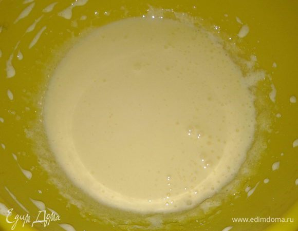 желтки растереть с сахаром добела
