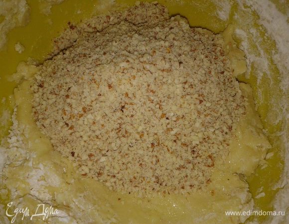 замесить тесто ,добавляя измельчённый миндаль