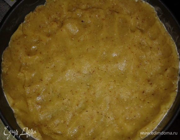 разъёмную форму форму смазать маслом и выложить тесто с бортиком