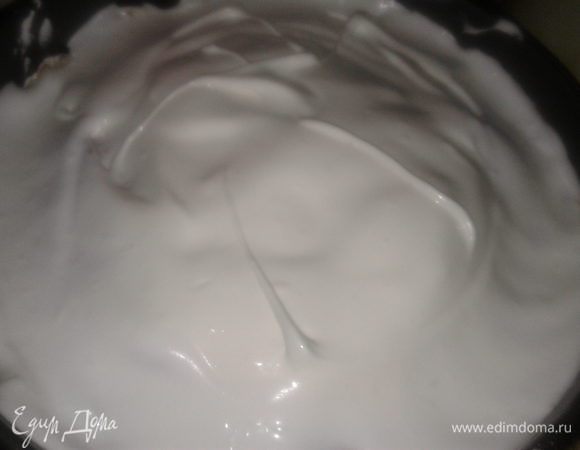 замазать верх пирога взбитыми белками