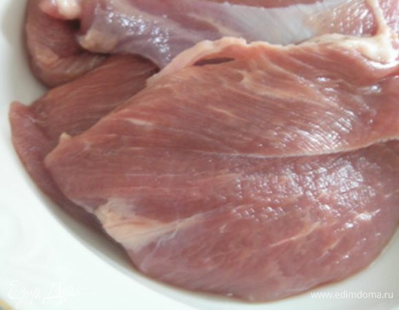 Свинину слегка отбить, поперчить, посолить,
