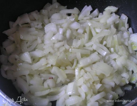 Обжарить лук на растительном масле,