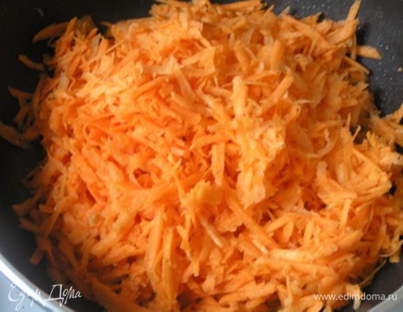 Затем обжарить натертую на крупной терке морковь,