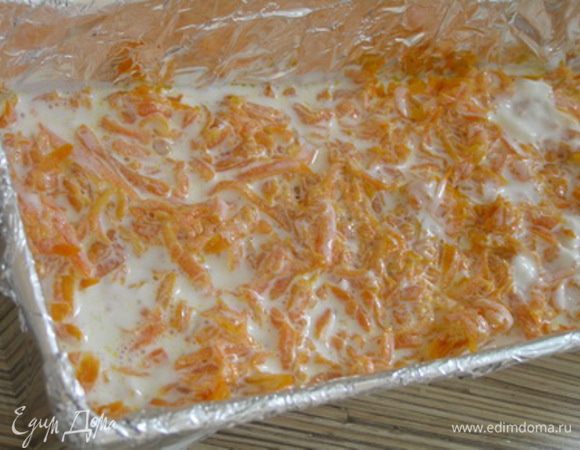Сметану смешать с молоком, посолить, поперчить и залить в форму поверх моркови.