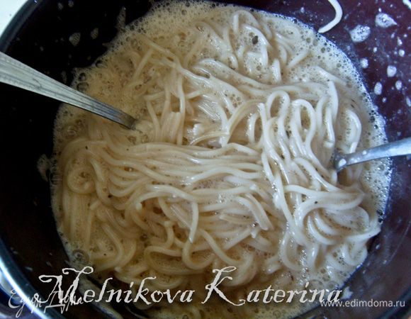 Отварить спагетти согласно инструкции, слить воду, промыть под проточной водой. Добавить к спагетти яйца, тертый сыр, соль, перец, травы. Перемешать все с использованием двух вилок. 