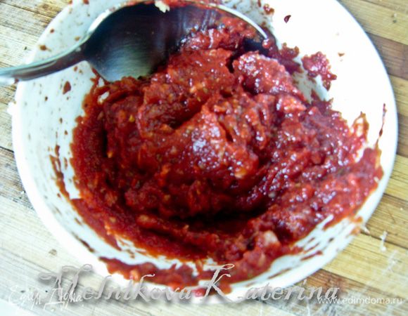 Приготовить томатный соус. К томатной пасте добавить чеснок, пропущенный через пресс, немного соли, перца, трав. 