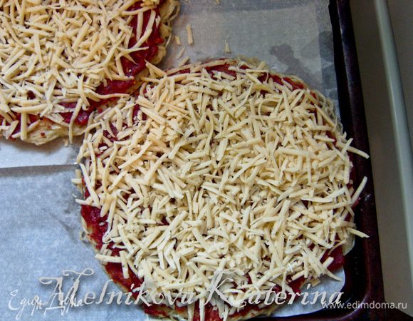 Сверху присыпать тертым сыром. 