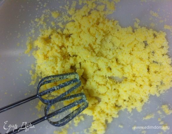 Сливочное масло комнатной температуры блендером смешать (протереть) с сахаром. Получится такая веселая желтая крошка)