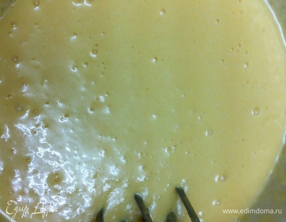 Добавить по одному яйца, перемешать. Добавить сметану и все тщательно взбить блендером. Получается довольно жидкая масса.