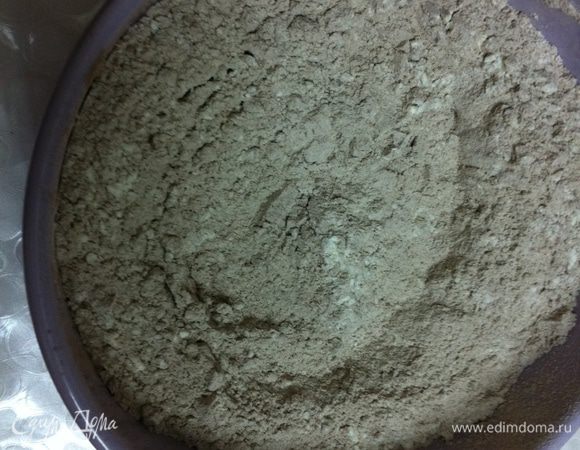 В отдельной посуде смешать все сухие ингредиенты( мука, какао, разрыхлитель, соль) . Просеять.