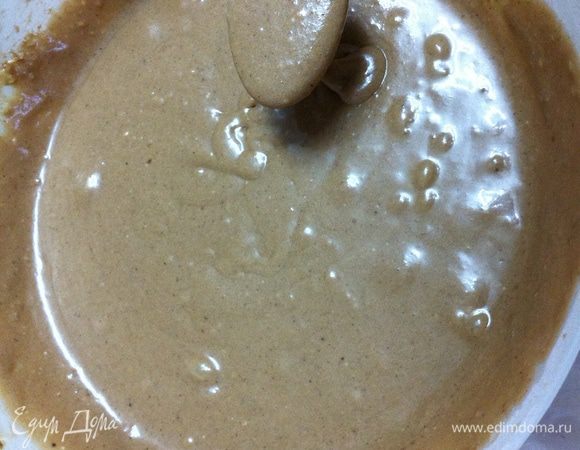 Аккуратно перемешать сухую массу с исходной, сильно не взбивать. Готовое тесто выходит чуть гуще, чем сметана. 