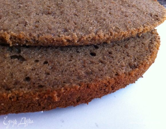 Остудить готовый бисквит, разрезать вдоль. Вот у нас два бисквита. 